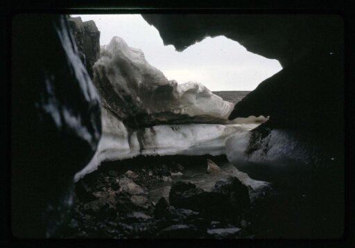 Tunnel de neige près de la base Corbel - mission CNRS 1964