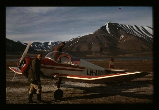 Deux hommes dans un avion à Longyearbyen - mission CNRS 1964 - vue 5