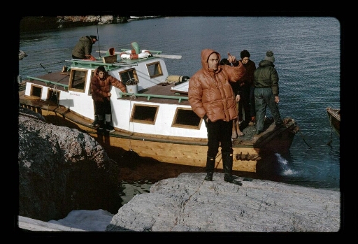 Un groupe de personne sur le navire du Kongsbre - mission CNRS 1966 - vue 2