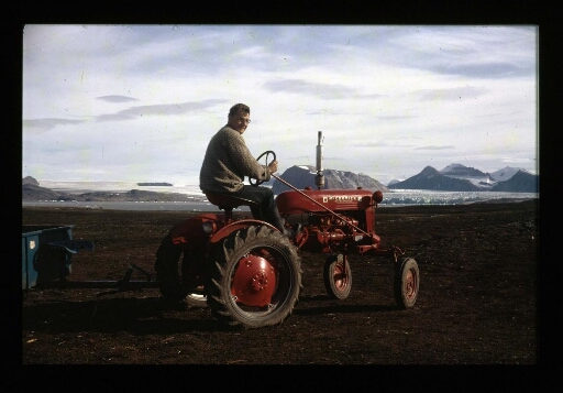 Jean Corbel sur un tracteur rouge à la base Corbel - mission CNRS 1965 -vue 1