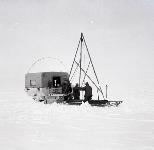 Le chantier de glaciologie pendant la campagne d'été 64 sur continent à D 10. A gauche, le glaciologue Claude Lorius.