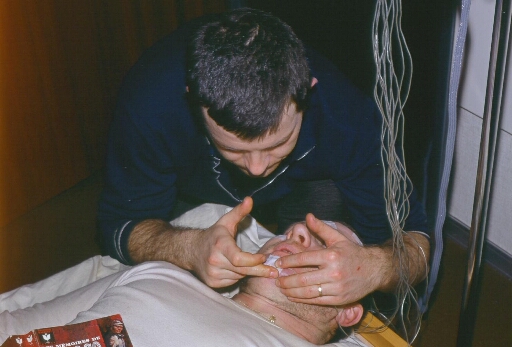 Etude sur le sommeil : le médecin Alain Buguet prépare son patient, le gérant postal André Coiffard, pour la nuit.