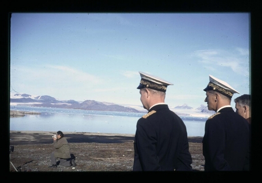 Ny-Ålesund, inauguration des monuments aux morts norvégiens et italiens- mission CNRS 1963 - vue 2
