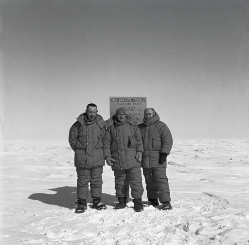Le géophysicien magnétisme H. Larzillière, le chef de la mission 58 et de la météo R. Garcia et le glaciologue G. Ricou.