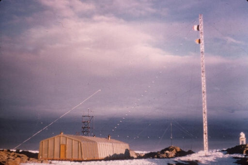 Le bâtiment principal construit en 1956 au sommet de l'île des Pétrels pour l'AGI. La tour météo et le pylône radio.