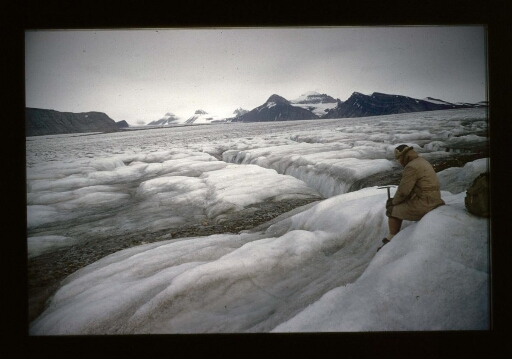 Sur le glacier du Roi - mission CNRS 1963 - vue 6