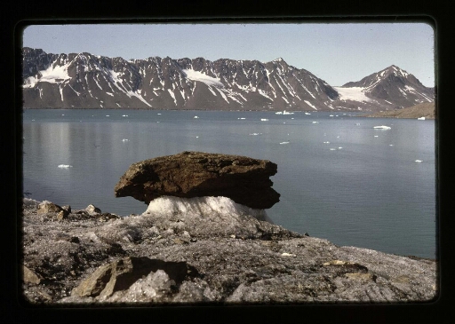 Un rocher sur une rive près du fjord de la Baie du Roi - mission CNRS 1965