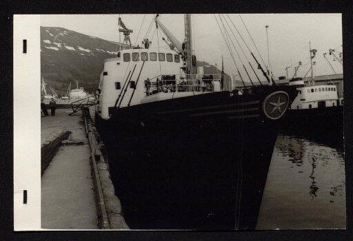Un navire à quai en Norvège - mission du CNRS 1966 - vue1