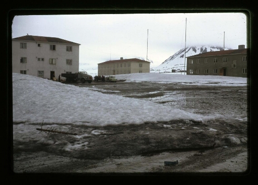 Bâtiments et véhicules du village de Ny-Ålesund - mission CNRS 1964