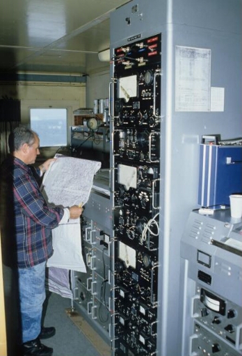 La météorologie dans le labo 1 (Bt n°25). L'un des deux observateurs analyse les relevés du dernier radio-sondage.