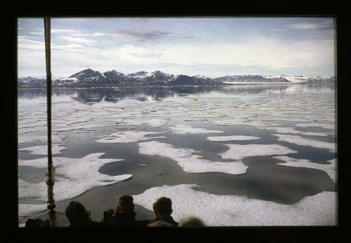 La proue du navire lygen ou des gens regardent la côte du Spitzberg - mission CNRS 1965 - vue 2