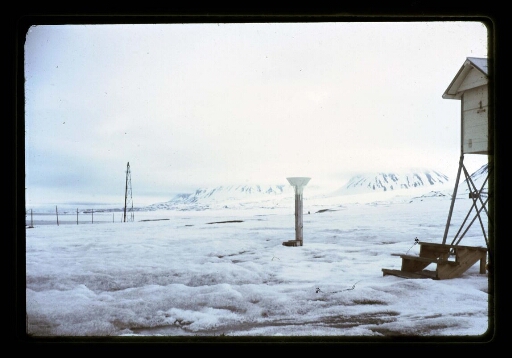 Vue sur paysage enneigé entourant le village de Ny-Ålesund - mission CNRS 1964 - vue 4