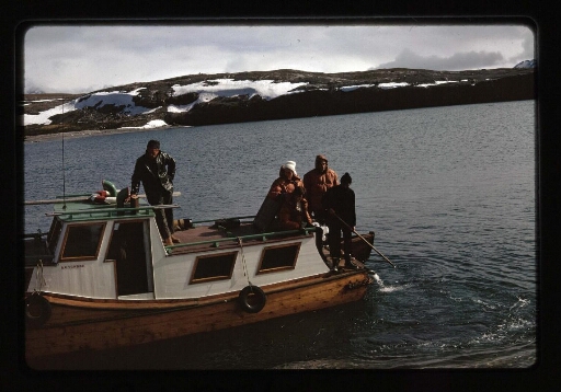 Quatre personnes debout sur le navire Kongsbre - mission CNRS 1966