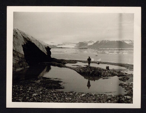 Pause devant un fjord ou flotte des morceaux de glace au Spitzberg- mission CNRS 1963
