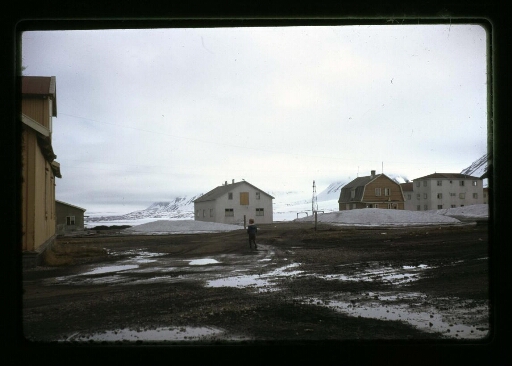 Un enfants dans le village de Ny-Ålesund - mission CNRS 1964