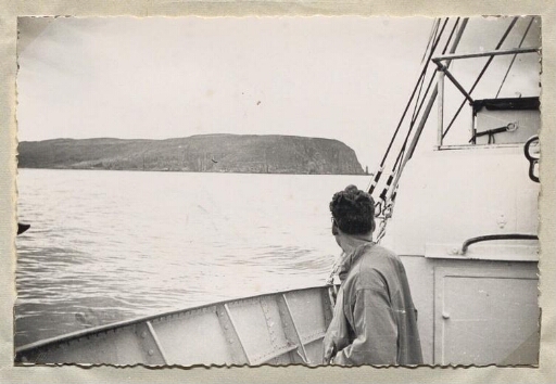 Un homme sur le navire Lyngen regardant la côte.