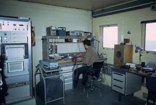Le laboratoire du géomagnétisme dans le labo 1 (Bt 25) , le responsable magnétisme, Jean-Robert Petit devant ses appareils de mesures.