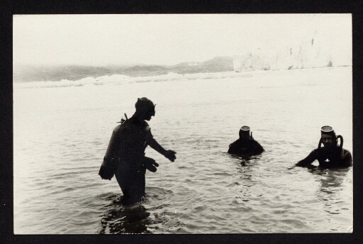 Des plongeurs bouteille s'immergent dans l'eau - mission CNRS 1965