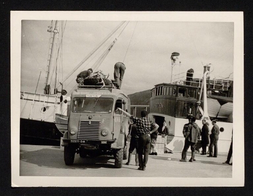 Embarquement du matériel à Tromsø,  le camion près du navire le Lyngen - mission CNRS 1963, vue 8