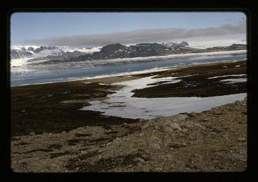 Vue sur les rives d'un fjord - mission CNRS 1966