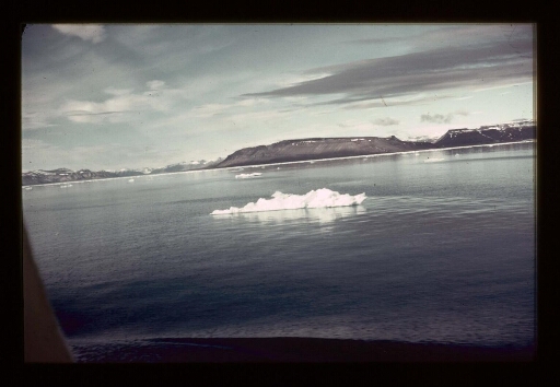 Vue de la côte depuis le navire Lyngen - mission CNRS 1965 - vue 1