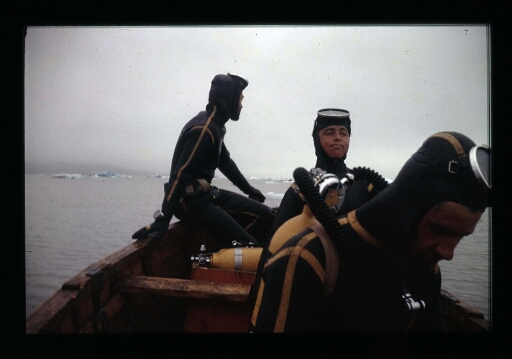 Trois plongeurs à l'avant d'une barque en bois - mission CNRS 1966