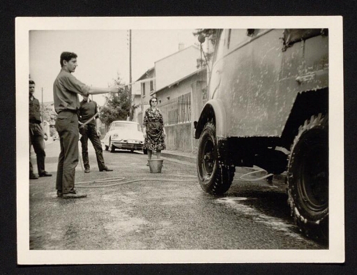 Préparatif de l'expédition au Spitzberg de 1963 à Caluire; nettoyage du camion CNRS - mission CNRS 1963 - vue 3