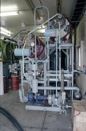 Dans la centrale électrique (n°24) le bouilleur : distillation de l'eau de mer sous vide à basse température.