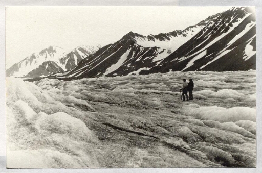 Deux hommes marchent sur le glacier