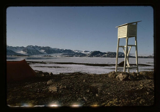 Vue sur la baie du Roi gelée depuis la base Corbel- mission CNRS 1965 - vue 2