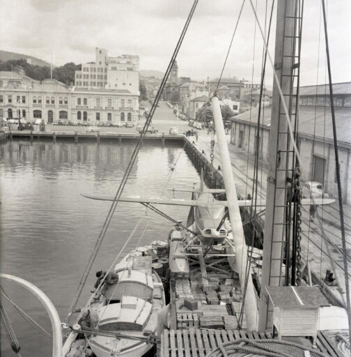 Le navire à quai dans le port de Hobart. L'hydravion amarré sur le pont arrière.
