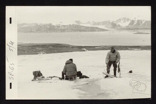 Deux hommes sur la glace - mission du CNRS 1965  - vue3