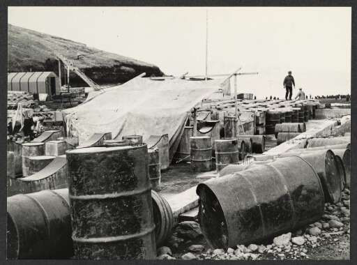 Structure composée de socles et barils pour des cuves dans la baie du Navire.