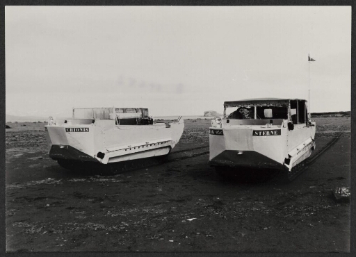 Weasel : Deux véhicules amphibies à l'arrêt nommés "Chionis" et "Sterne"
