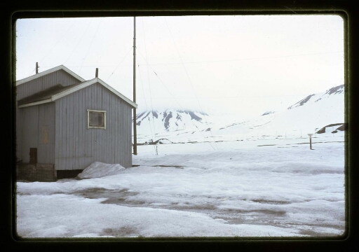Vue sur paysage enneigé entourant le village de Ny-Ålesund - mission CNRS 1964 - vue 2