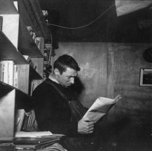 Le chef de mission Bertrand Imbert absorbé dans la lecture d'un journal.