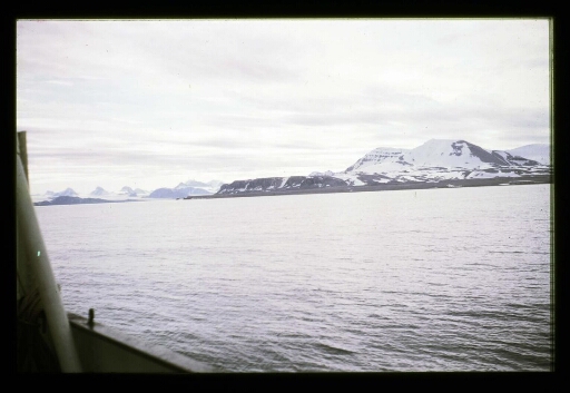 Vue de la côte depuis le navire Lyngen - mission CNRS 1965 - vue 6