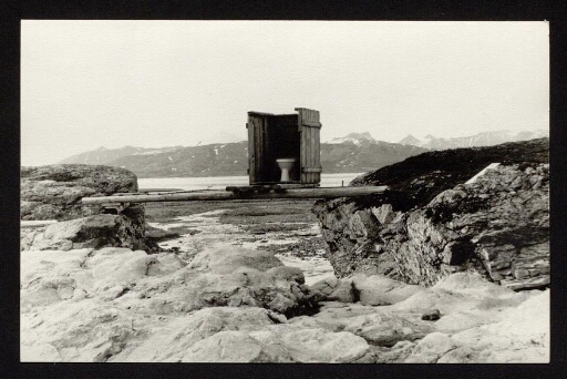 Toilette sur un ponton près de la base Corbel -  mission CNRS 1964 - vue 2