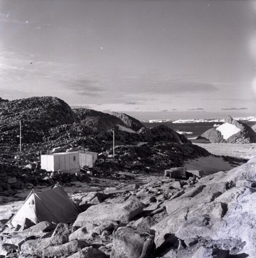 Garage et base Marret. Tente Jamet pour hébergement d'appoint. A l'arrière-plan le Cervin puis les icebergs.