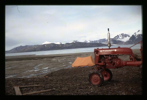 Une tente orange et un tracteur rouge à la base Corbel- mission CNRS 1965