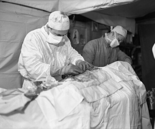 Intervention chirurgicale : dans une salle d'opération improvisée, le médecin Jean Cendron et ses assistants opèrent Claude Tisserand d'une occlusion intestinale.