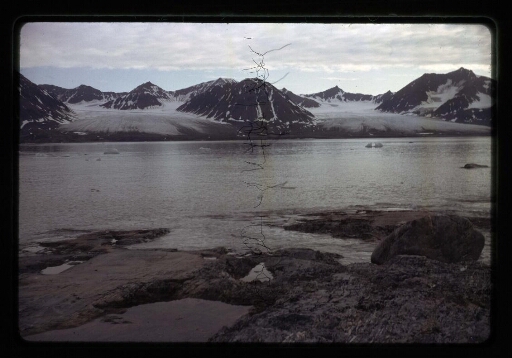 Vue d'un fjord entouré de montagnes- mission CNRS 1964