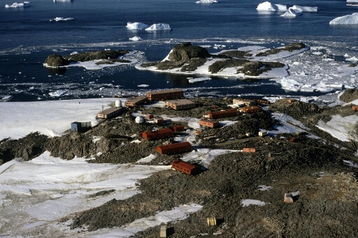 Vue aérienne, vers le nord-est, de la base en direction des îles Cuvier et du Lion. Pack résiduel, petits icebergs.