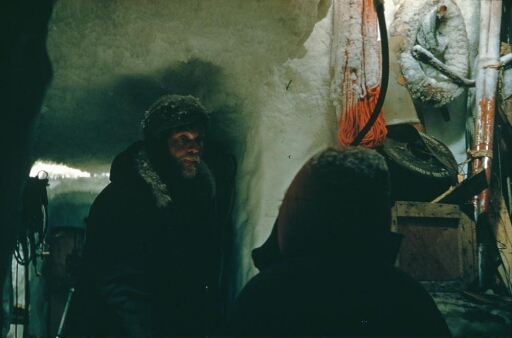 Après une sortie, deux des trois hivernants, encore poudrés de neige, se sont réfugiés dans la station.