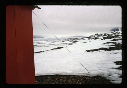 Vue sur paysage enneigé entourant le village de Ny-Ålesund - mission CNRS 1964 - vue 7