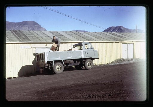 Longyearbyen - un homme sur un camion - mission CNRS 1963 - vue 10