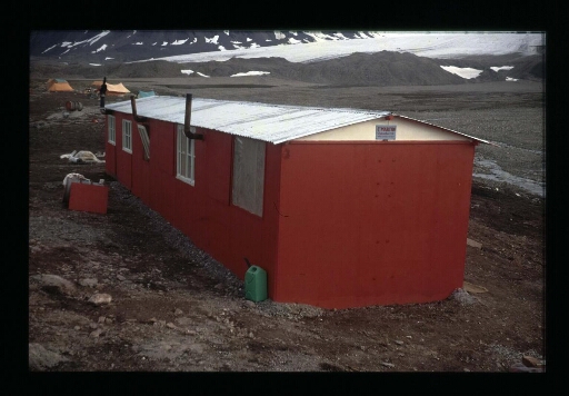 Bâtiment principal de la base Corbel, le bâtiment est rouge - mission CNRS 1965 - vue 1