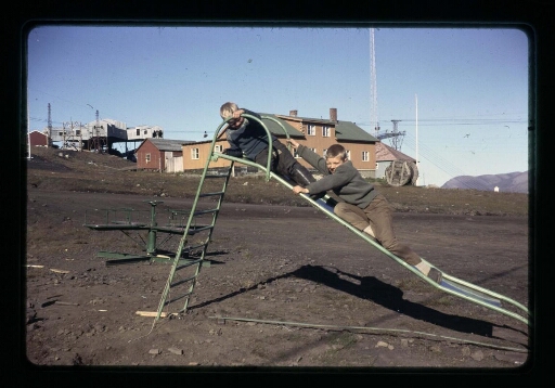 Longyearbyen - enfants sur  toboggan - mission CNRS 1963 - vue 4