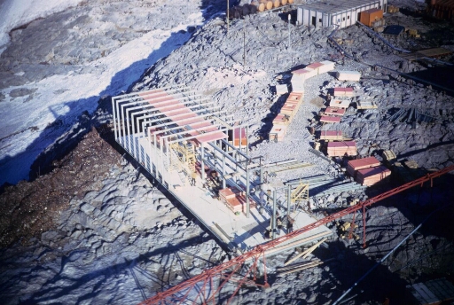 Survol du chantier de construction du bâtiment n°42 "logement d'hivernage". A l'arrière-plan la centrale électrique