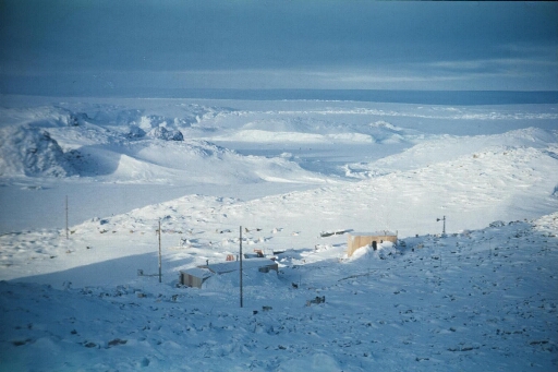La base Marret sous la neige et par un beau temps hivernal. A l'arrière plan, le continent.